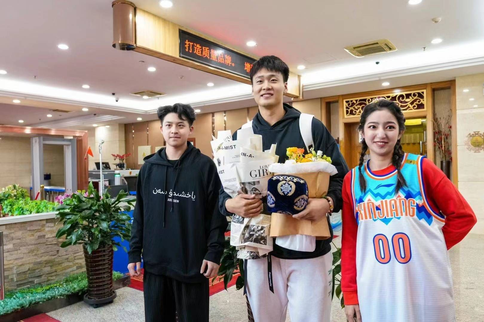 ......回去的路上，萧初然不禁感叹：本来还说争取把会展中心的单子谈下来，顺便再邀请他们参加明天的开业典礼，现在又泡汤了。